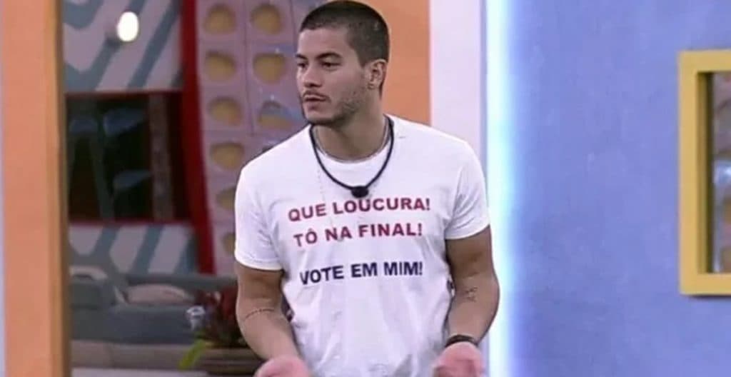 Arthur Aguiar comemora mais do que deveria no BBB22, lesiona o pé e solicita atendimento médico