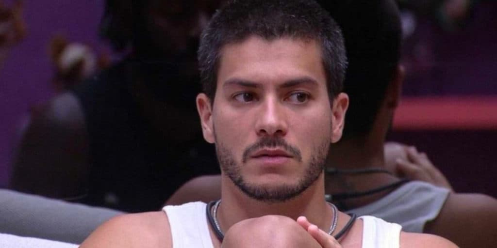 BBB22: Arthur Aguiar expõe bastidores da Globo e emissora corta transmissão do reality: "Abriu o bico"
