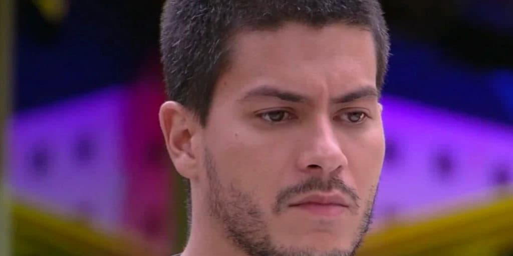 Arthur Aguiar celebra por não estar no Paredão desta semana no BBB22 e explica: "Imune no meu grupo"