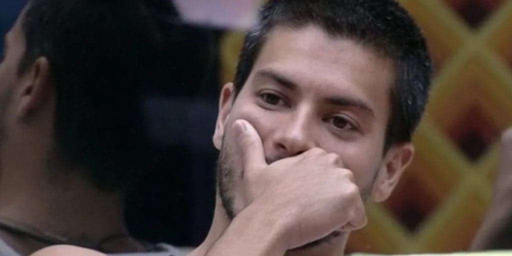 BBB22: Arthur Aguiar recupera forças dormindo e acorda reflexivo sobre barraco com Pedro Scooby: "Fritando"