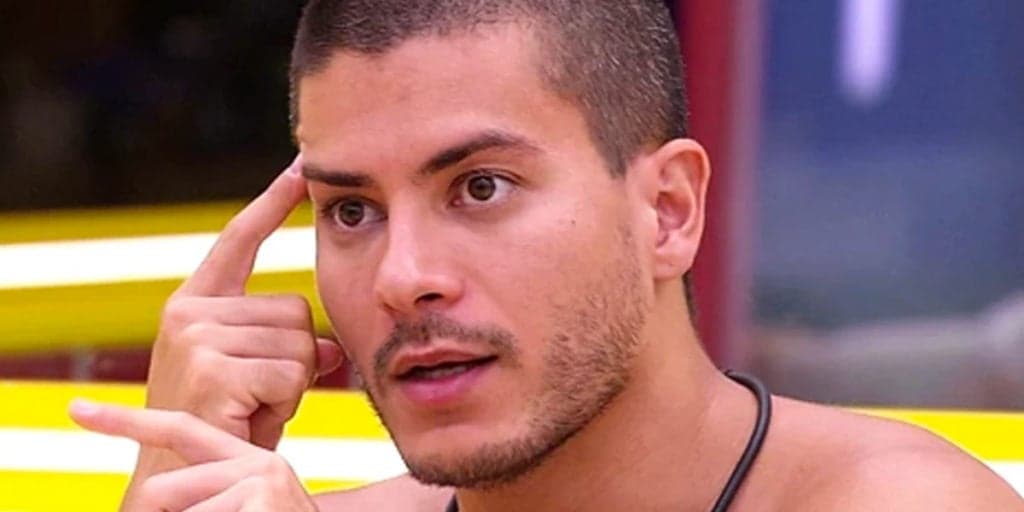 Arthur Aguiar participa de reunião com outros participantes do BBB22 e acaba virando 'réu': "Não vale nada"
