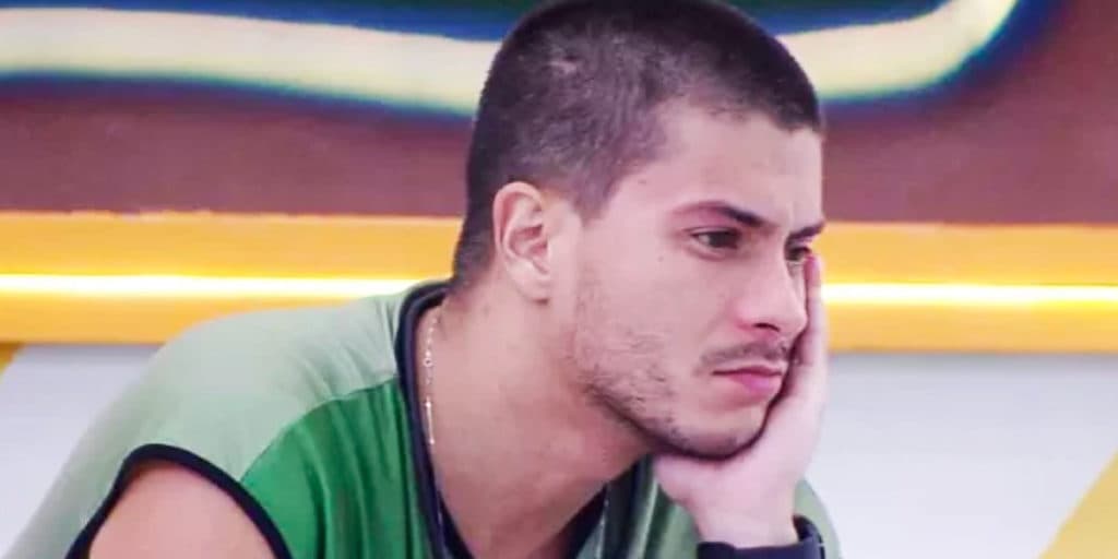 Arthur Aguiar recebe notícia sobre paredão e anuncia sua saída do BBB22: "Não vou estar"