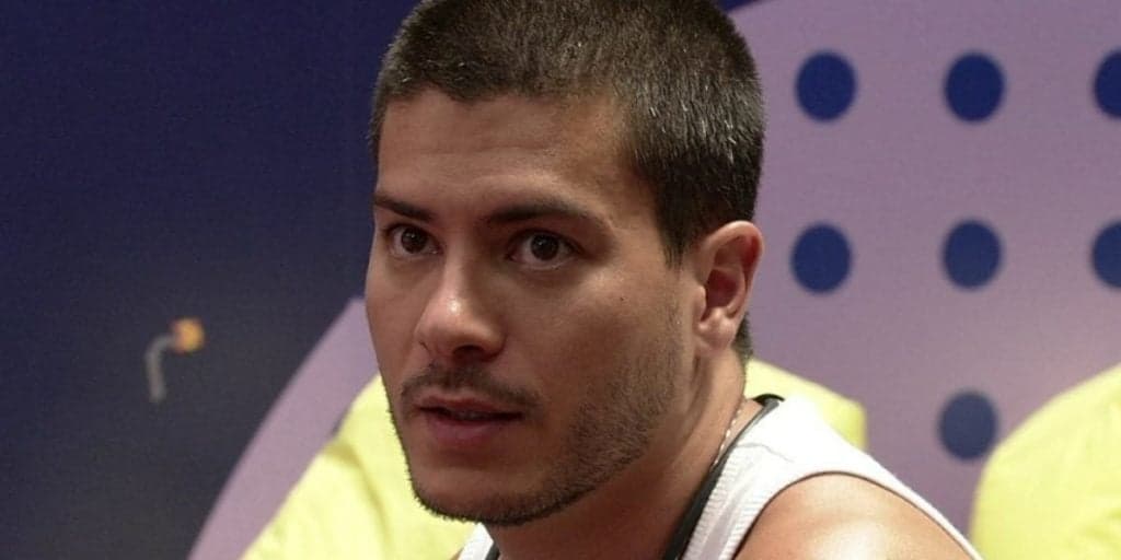 Arthur Aguiar confirma que irá apertar botão e desistência do BBB22 é exposta