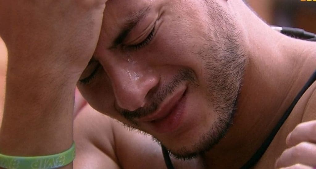 Antes da final do BBB22, Arthur Aguiar cai em prantos ao ter acesso a informações fora da casa e desaba