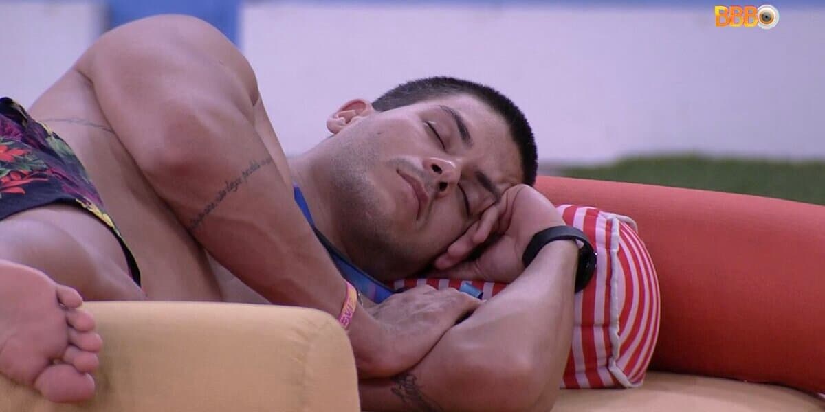 BBB22: Arthur Aguiar finge que dorme para enganar Pedro Scooby (Foto: Reprodução)