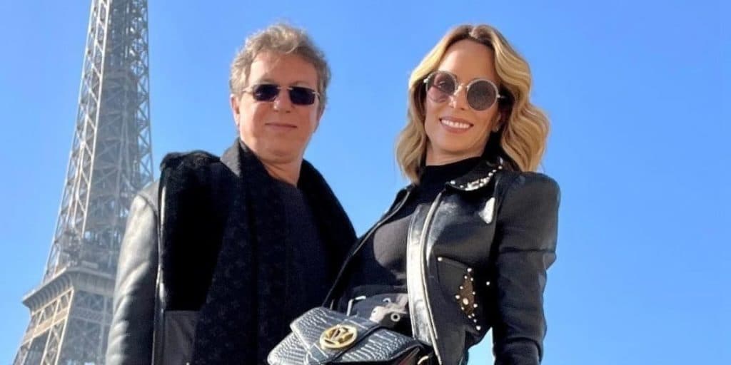 Ana Furtado surge com roupão do líder do BBB