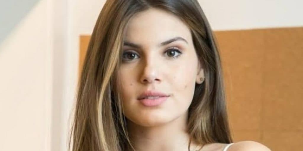 Camila Queiroz compartilha mudança radical e surge com o cabelo rosa neon: "Meu xodó"
