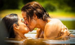 Jove (Jesuita Barbosa) beija Guta (Julia Dalavia) na novela 'Pantanal': nus com a mão no bolso (Foto: Reprodução / Globo) Jove (Jesuita Barbosa) beija Guta (Julia Dalavia) na novela 'Pantanal': nus com a mão no bolso (Foto: Reprodução / Globo)