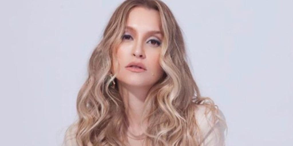 Carla Diaz, ex-BBB, recebe grave diagnóstico de câncer, desmorona e expõe triste desfecho: "Na cabeça"