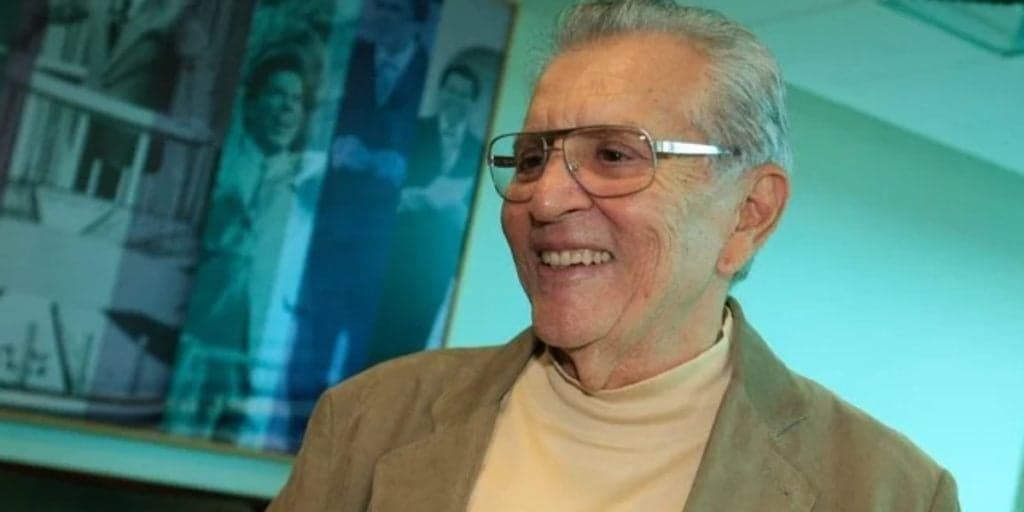 Carlos Alberto se cansa de esconder, expõe relação com ator e vaza segredo dos bastidores: "Me beijava"