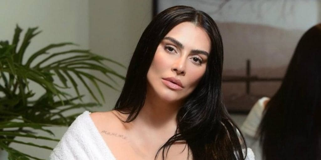 Cleo escandaliza com vestido transparente, dispensa sutiã e mostra tudo: "Tem que censurar"