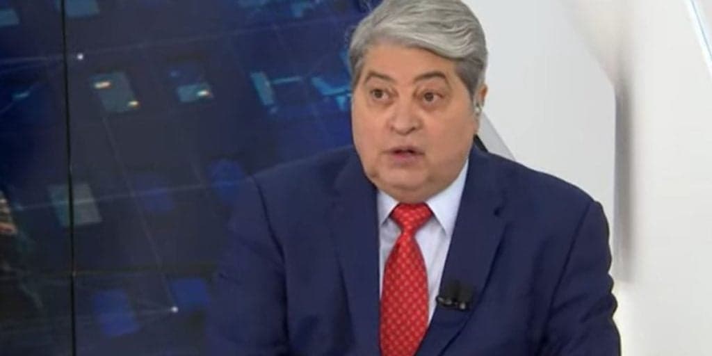 Datena flagra repórter, descobre fala no ponto eletrônico dele e o desmascara na Band: "Ficar quieto"