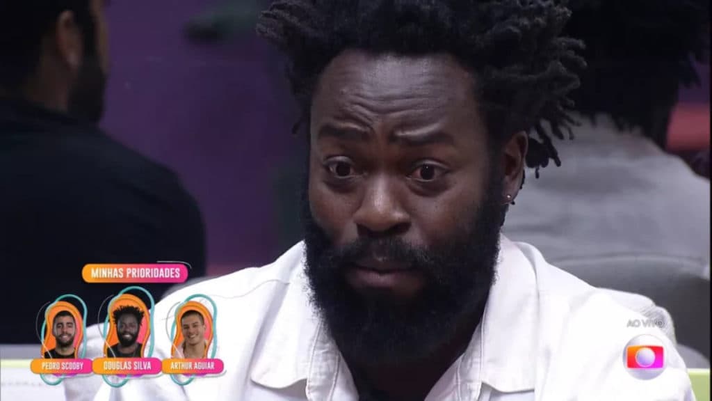 BBB22: Douglas Silva quebra as pernas de Arthur Aguiar e acaba com discurso do brother: "Acordar"