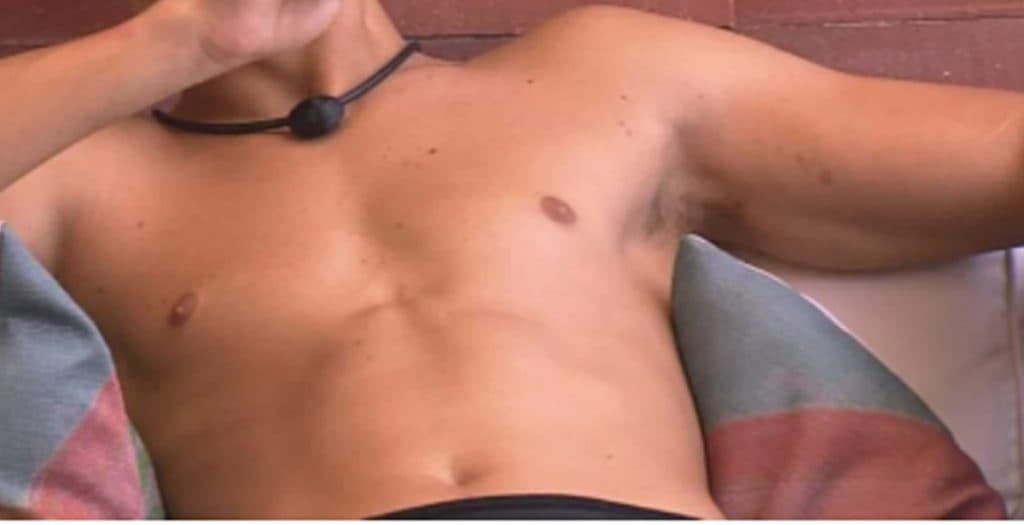 Ex-BBB pede dinheiro nas ruas e se surpreende ao ser ajudado por outro ex-BBB famoso: "Bandido"