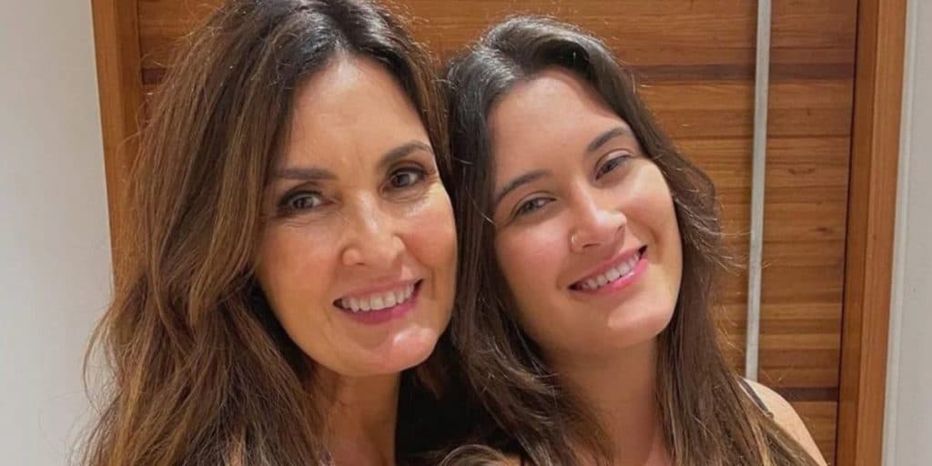 Filha de Fátima e Bonner expõe intimidade da família e surge cantando em um bar