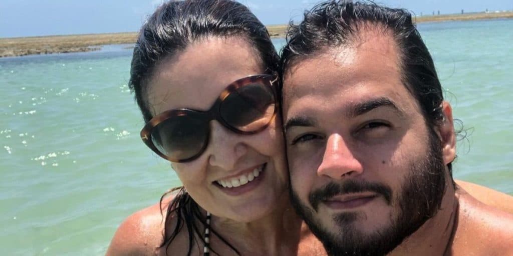 Fátima Bernardes, após desfecho com Túlio, surge ao lado de bonitão e confirma relação: "Novo parceiro"