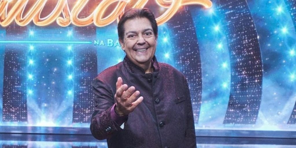 Faustão é exposto beijando cantora na Band e esposa ameaça tirar programa do ar, após 4 meses da estreia