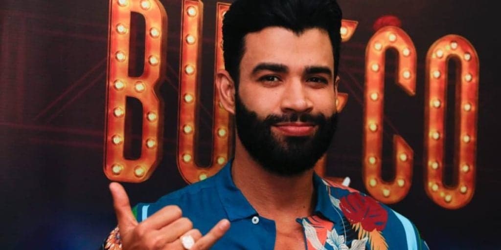 Gusttavo Lima leva cabeçada ao atender fãs