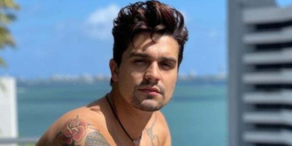 Luan Santana surge acompanhado do seu novo amor