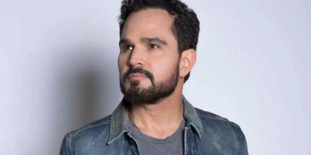 Luciano, após notícia de sexualidade, assume ao Brasil, surge de mãos dadas e se declara: "Amo demais"