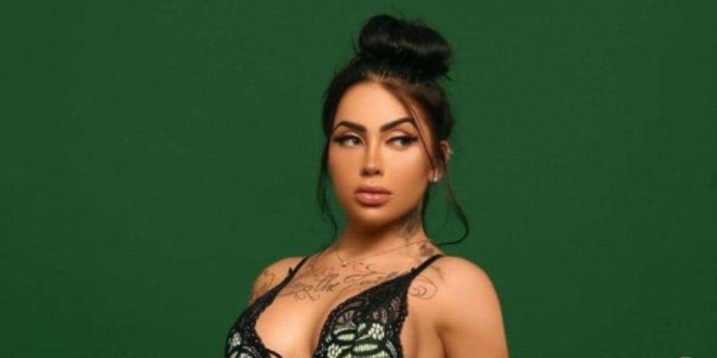 MC Mirella atola fio-dental minúsculo até o talo, empina bumbum enorme e provoca: "Pelas áreas"