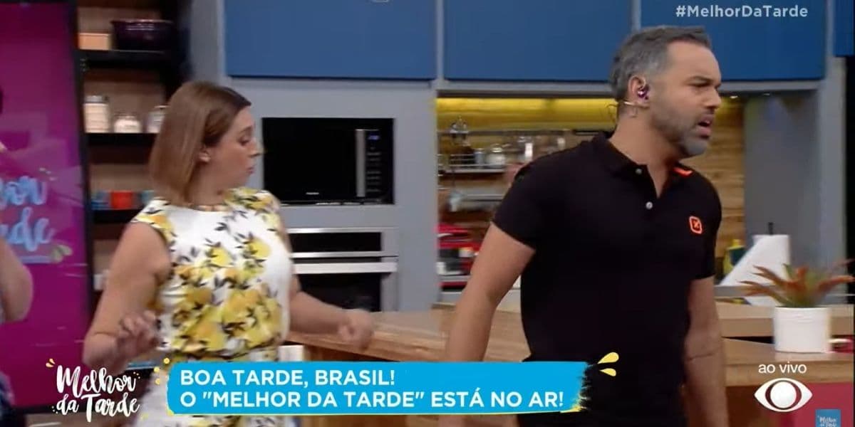 "Não está dando", Colunista de Catia Fonseca surta, quebra estúdio e MDT sai do ar: "Está tendo um ataque" "Não está dando", Colunista de Catia Fonseca surta, quebra estúdio e MDT sai do ar: "Está tendo um ataque"