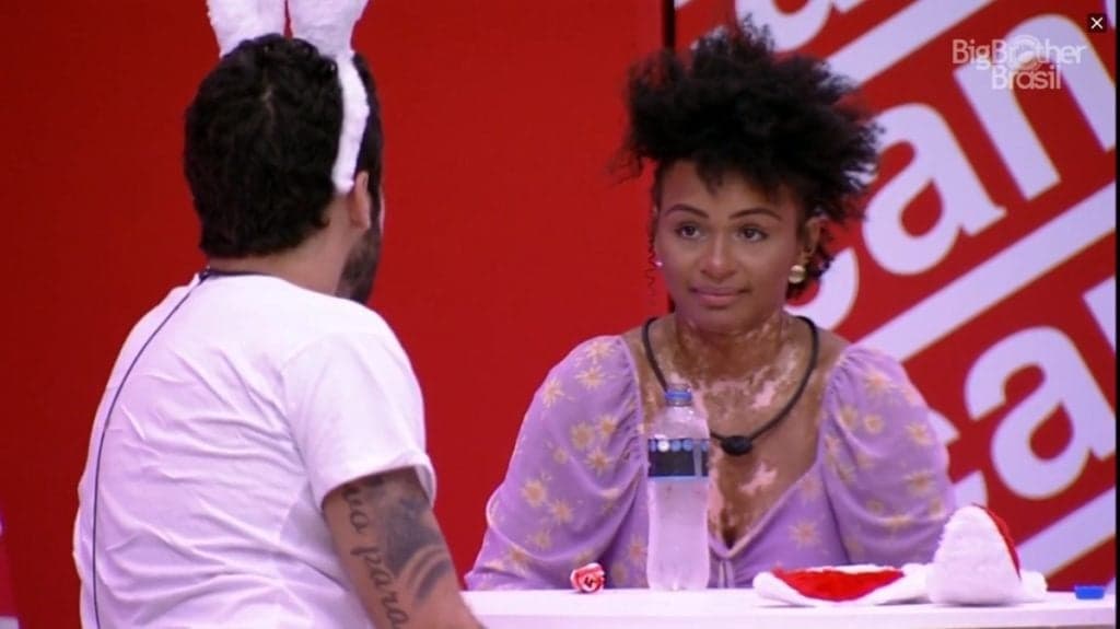 BBB22: Durante ação de patrocinadora, Natália procura por bebida e toma uma invertida: "Parece um Opala"