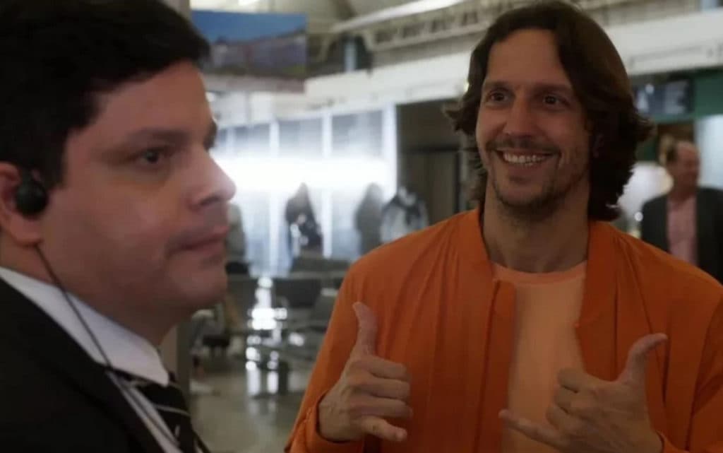 Quanto Mais Vida, Melhor: Cena clichê que o público adora! Neném invade avião por Rose: 'Não vou te perder'