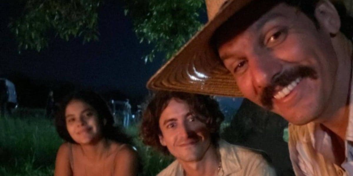 Bella Campos, Jesuíta Barbosa e Guito nos bastidores de "Pantanal" (Foto: Reprodução/Instagram)