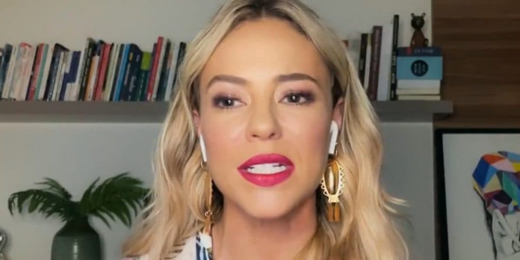 Paolla Oliveira expõe relação, beija mulher na boca e flagra é exposto ao Brasil: "Momento especial"