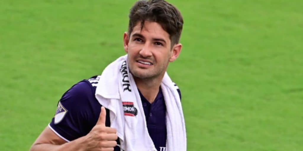 Pato, após desfecho com Rebeca, é flagrado em clima íntimo com homens e vídeo no vestiário prova: "Olha aí''