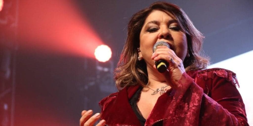 Roberta Miranda sobe em cima da mesa, briga com cantor famoso e confusão explode com gritaria: "Porrada''