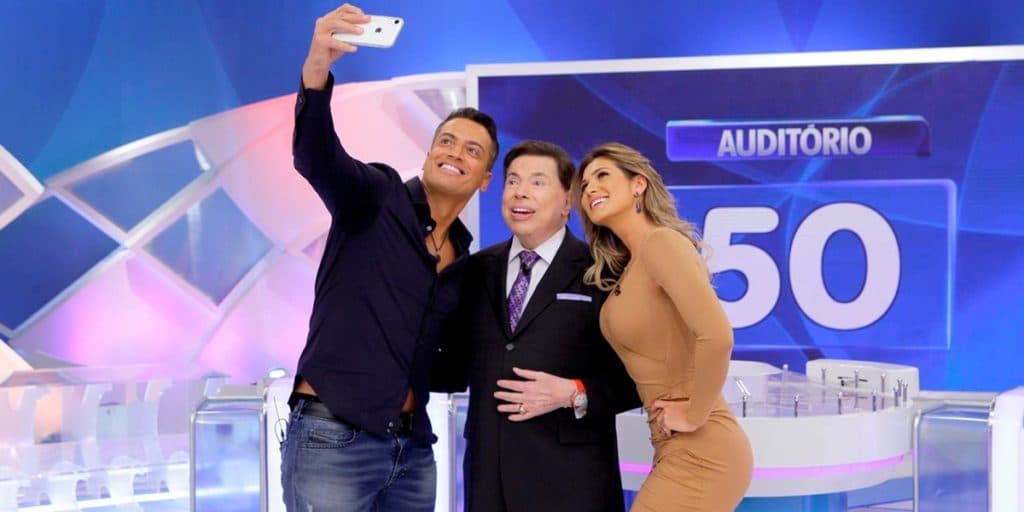 “Nada contra”, Silvio Santos expõe relação com Lívia Andrade, revela motivo de demissão e afirma: “Era alto”