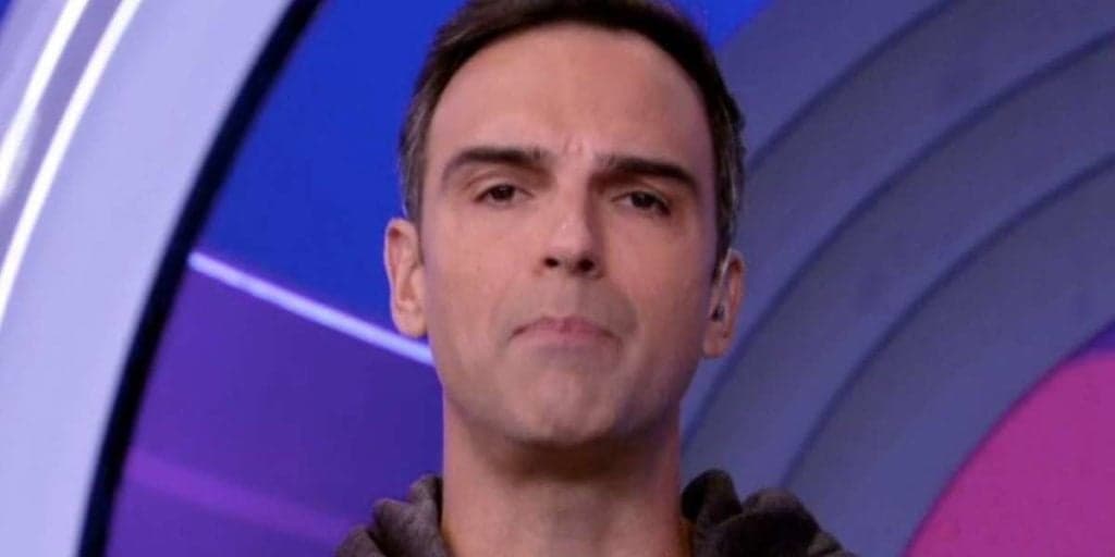 BBB22: Tadeu Schmidt dá bola fora, fala demais e passa importante informação externa aos confinados