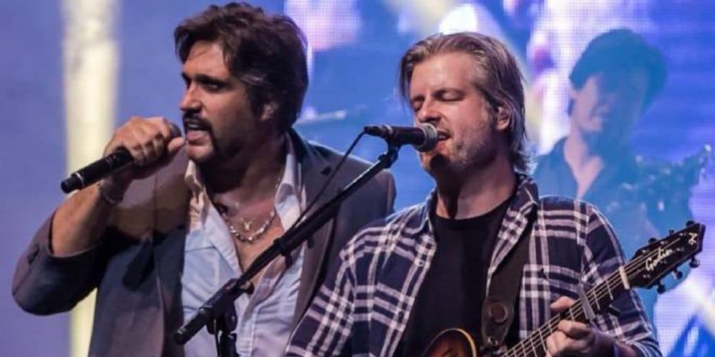 Após reconciliação, Léo Chaves surge com Victor e comunica ao público: "Sonhei com esse momento"