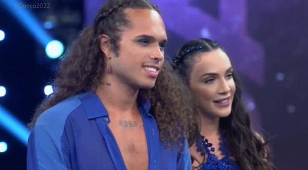 Na sua primeira apresentação da Dança dos Famosos, Vitão deixa bailarina cair no chão e júri aponta fato
