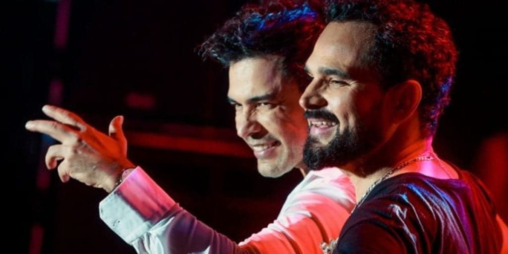 Luciano e Zezé surgem entrelaçados e fazem aquilo que ninguém acreditava mais que fariam: "3 dias"