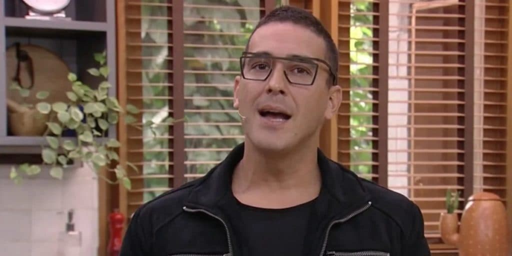 Em despedida da Globo, André Marques quebra protocolo e faz discurso emocionante: "História de amor"