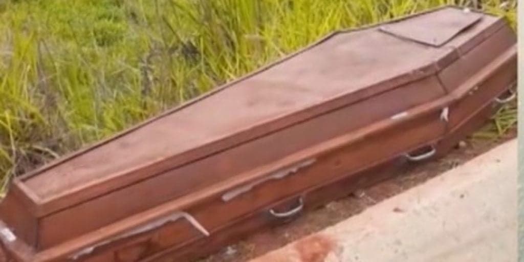 Cantor sertanejo é enterrado vivo aos 35 anos, após ser dado como morto e caixão aberto prova sofrimento