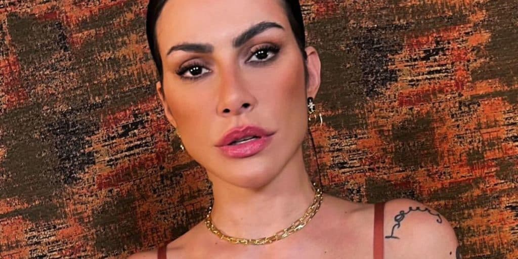 Cleo mostra corpão e faz marmanjos babarem