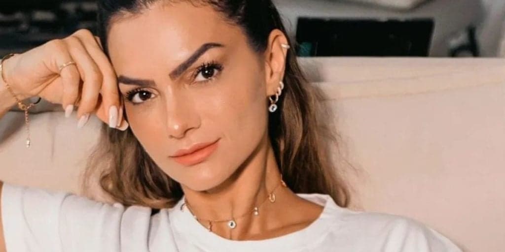 Kelly Key arranca roupa, surge toda molhadinha e parte íntima gigante explode: "Delícia"