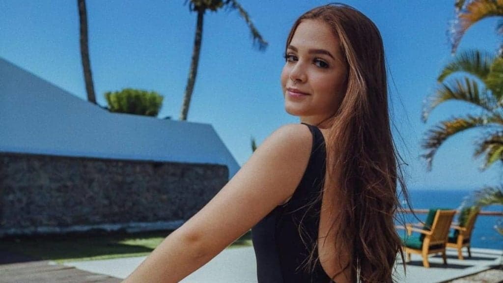 Mel Maia se agacha no limite com look vazado e deixa parte íntima de fora: "Gostosa"