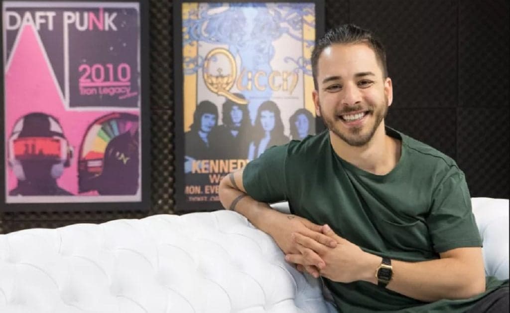Júnior Lima decide abandonar sigilo, expõe ao mundo seu grande amor e surge aos beijos: "Início de tudo"