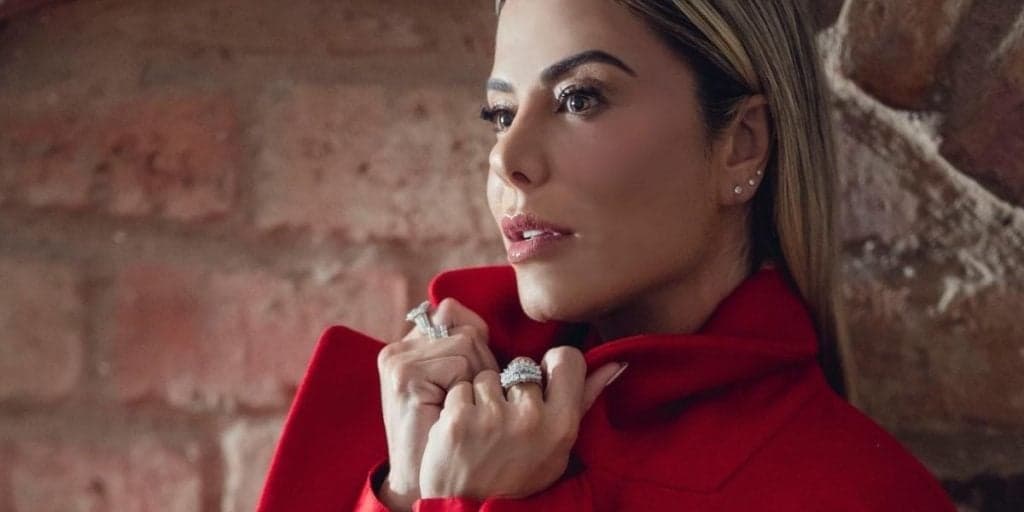 Completamente nua, Poliana Rocha é flagrada com mulher mexendo em sua parte íntima e foto vaza