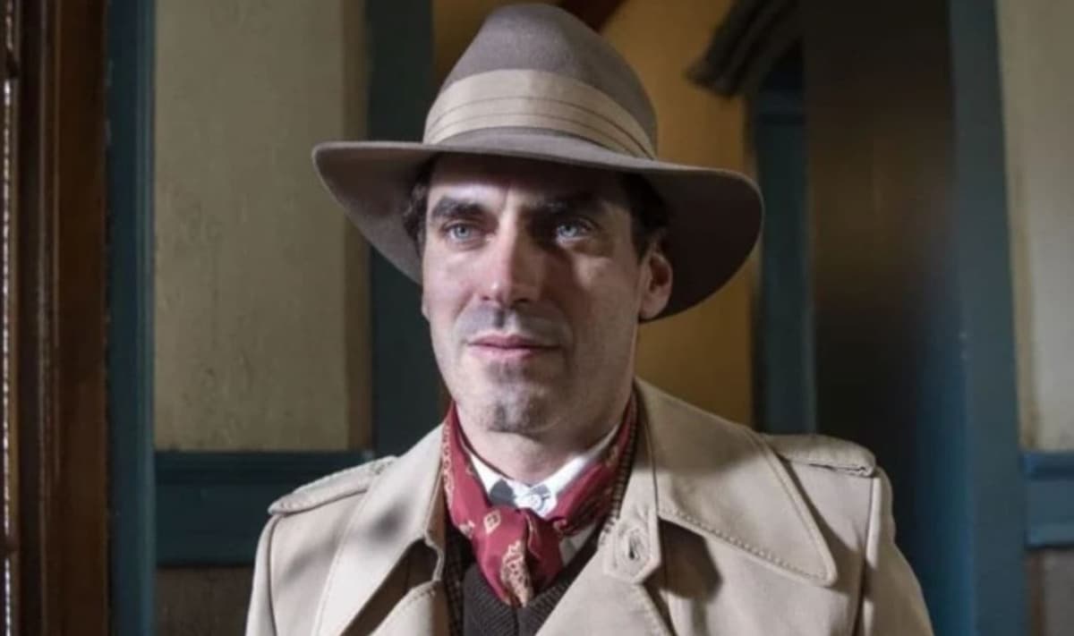 Nikolas Antunes dará vida a Plínio, ator gay que se envolverá com Leopoldo (Michel Blois) em 'Além da Ilusão' (Foto: Reprodução / Globo)