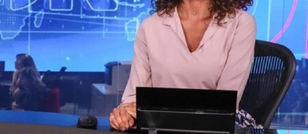 Âncora do Jornal Nacional confirma que está grávida ao vivo e leva colega aos prantos: "Um bebê aqui no forninho"