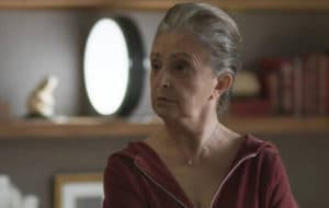Celina (Ana Lucia Torre) enfrentará a fúria dos funcionários da clínica Monteiro Bragança em "Quanto Mais Vida, Melhor!" (Foto: Reprodução / Globo) Celina (Ana Lucia Torre) enfrentará a fúria dos funcionários da clínica Monteiro Bragança em "Quanto Mais Vida, Melhor!" (Foto: Reprodução / Globo)