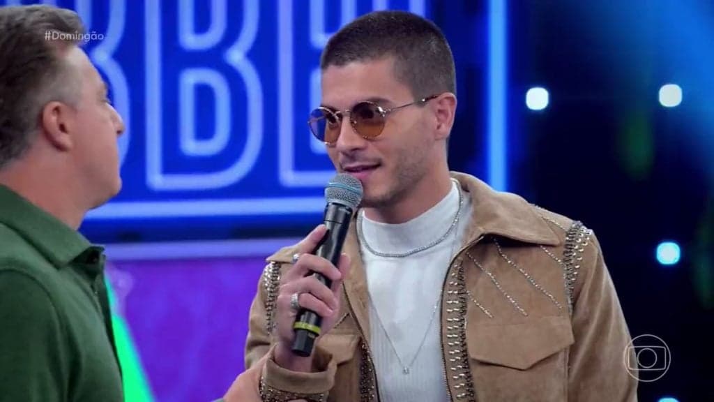 Arthur Aguiar, mesmo após virar piada, fatura com sorteio e segue passos da esposa nas redes sociais