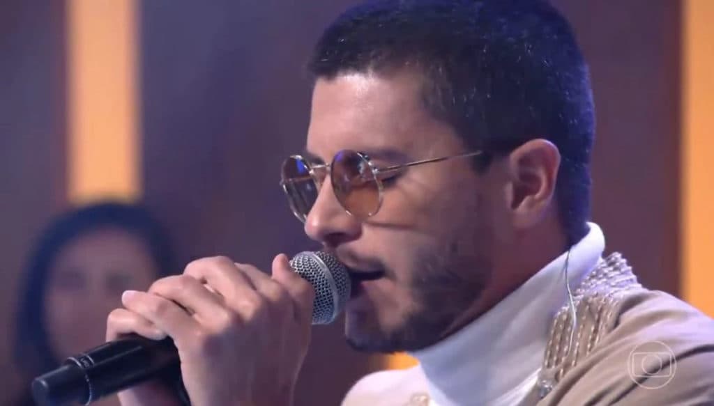Arthur Aguiar tem performance chocante na música e é duramente criticado por profissional: "Freio de mão"