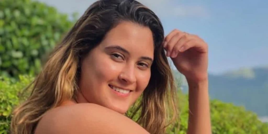 Filha de Bonner, Bia Bonemer posta foto só de biquíni e prova que é uma das mulheres mais lindas do país